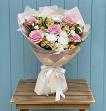 Букет цветов из:  Гвоздики, Орхидеи и Розы в Онеге
