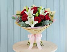 Букет цветов из:  Лилии и Розы в Онеге