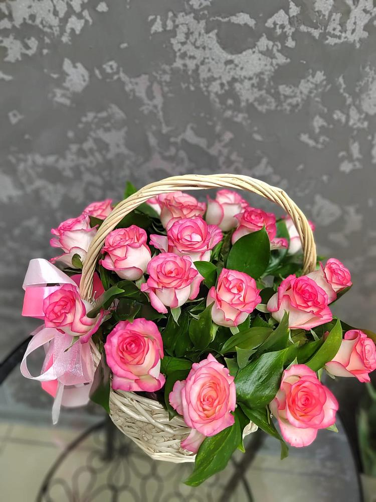 Цветочная композиция из Розы в корзине в Онеге