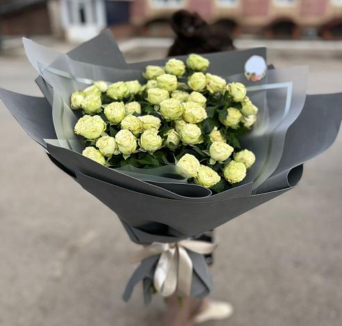 Букет Белые кустовые розы Солинеро в Онеге