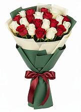 Букет Микс из красных и белых роз в Онеге