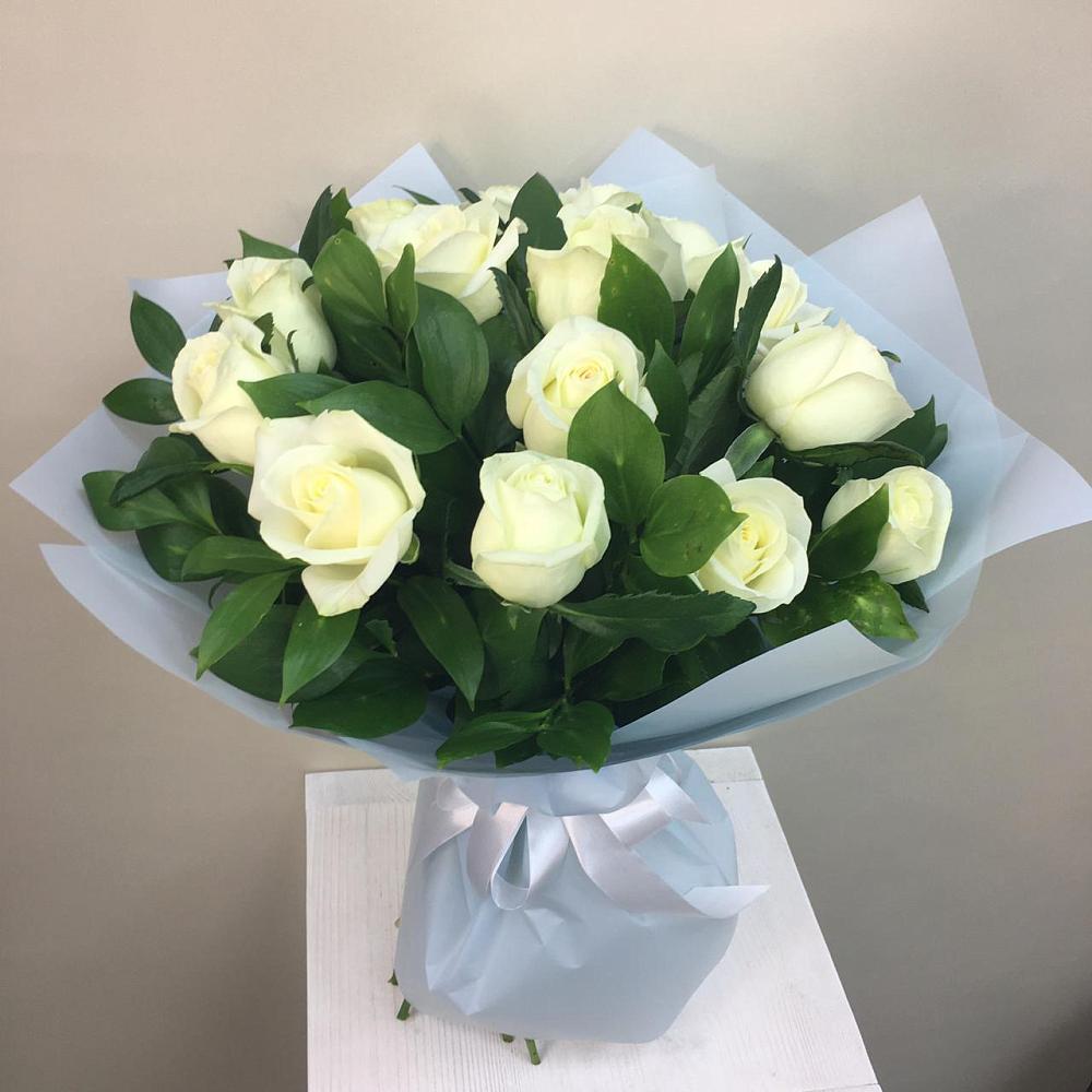 Букет 15 Белых роз Проуд в Онеге