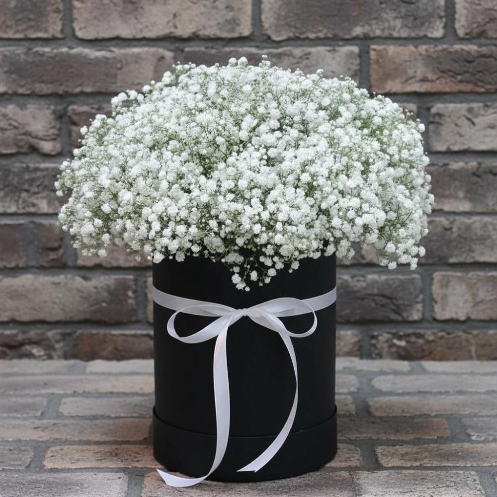 Цветочная композиция из Гипсофила в шляпной коробке в Онеге