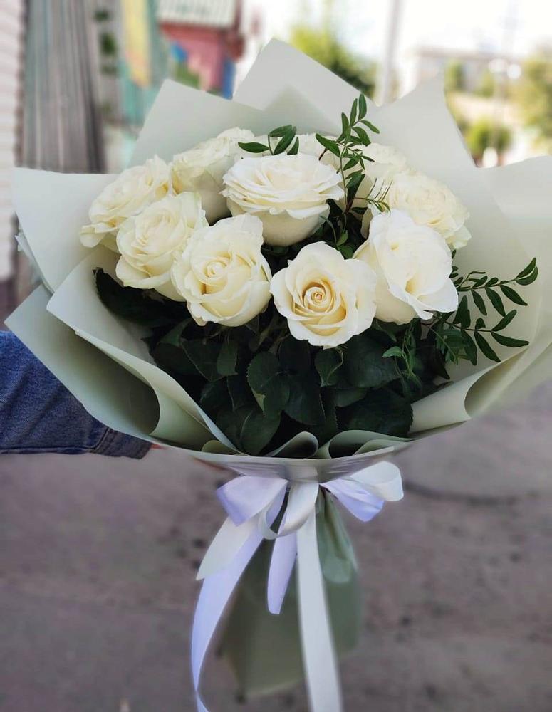 Букет Белые розы Проуд в Онеге