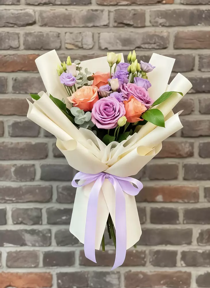 Букет цветов из: Лизиантусы и Розы в Онеге