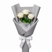 Букет 3 белые розы в Онеге