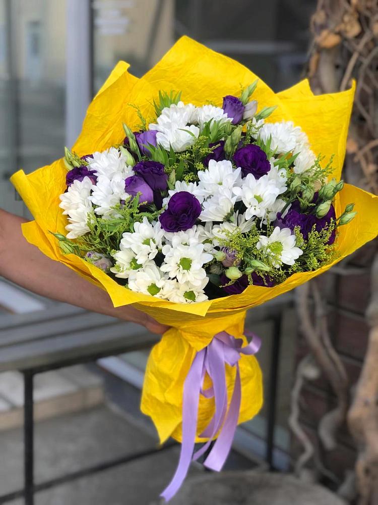 Букет цветов из: Ирисы, Хризантемы и Ромашки в Онеге