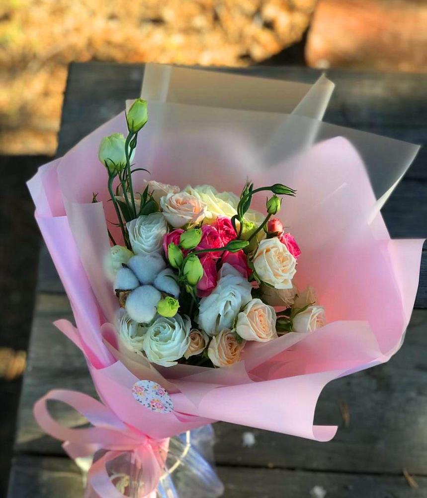 Букет цветов из: Розы и Лизиантусы в Онеге