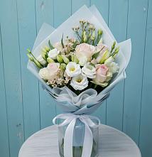 Букет цветов из:  Розы и Лизиантусы в Онеге