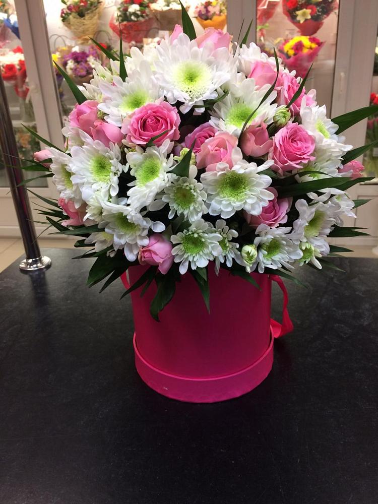 Цветочная композиция из Розы и Хризантемы в шляпной коробке в Онеге