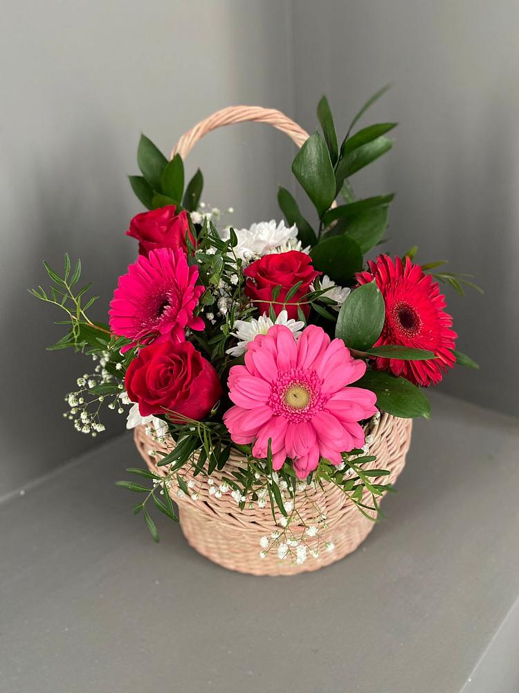 Цветочная композиция из Розы, Хризантемы и Герберы в корзине в Онеге