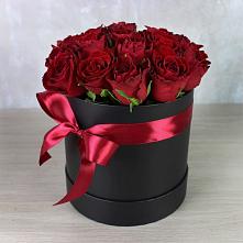 Цветочная композиция из Розы в шляпной коробке в Онеге