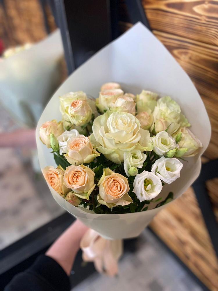 Букет цветов из: Розы и Лизиантусы в Онеге