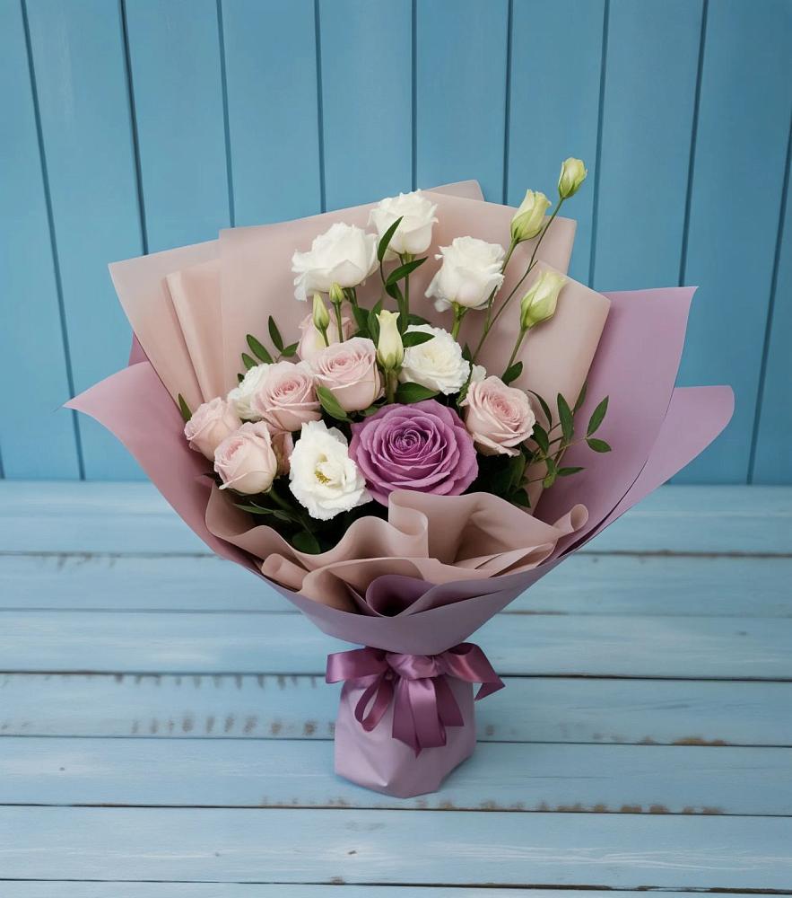 Букет цветов из: Розы и Лизиантусы в Онеге